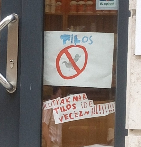 Tiltó tábla a budapesti Erkel utcában