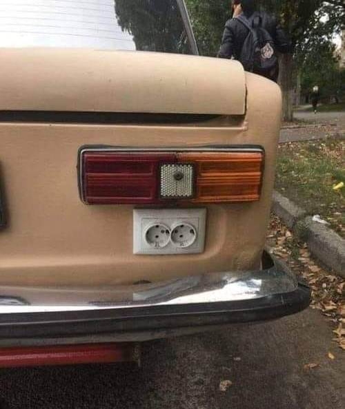 Amikor meglátod, hogy a Lada beelőzte már a Teslát is...