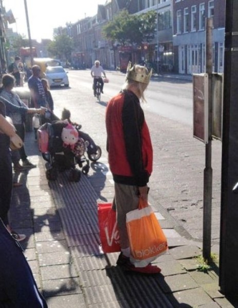 Buszra vár a király