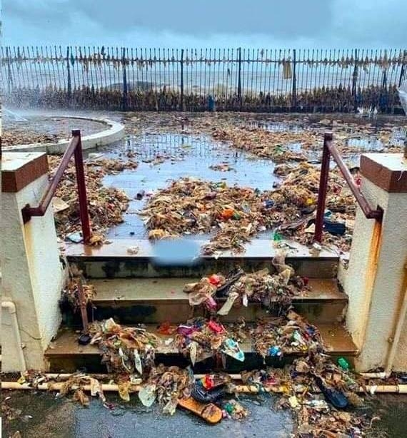 Amikor a tenger visszahányja azt, ami nyomja a belét