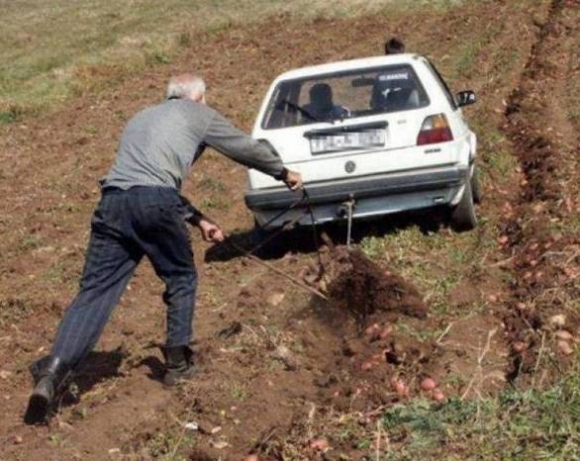 Zúg a Volkswagen, szánt az eke