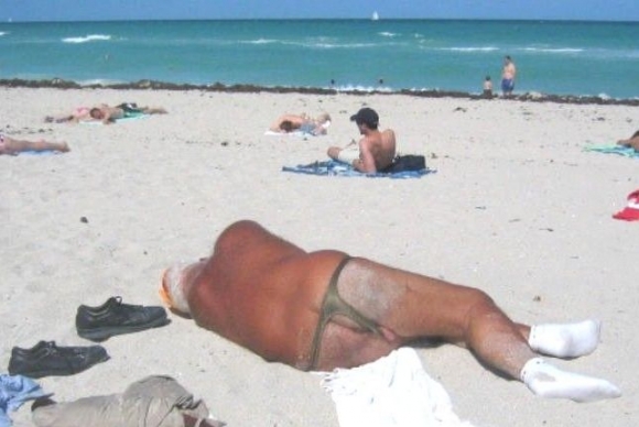 Ügyelt rá az öreg, hogy a talpa ne égjen le :P