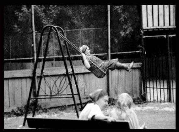 Erzsike még 19 éves korában szorult bele a hintába...