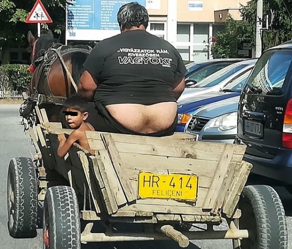 A felirat a pólón :