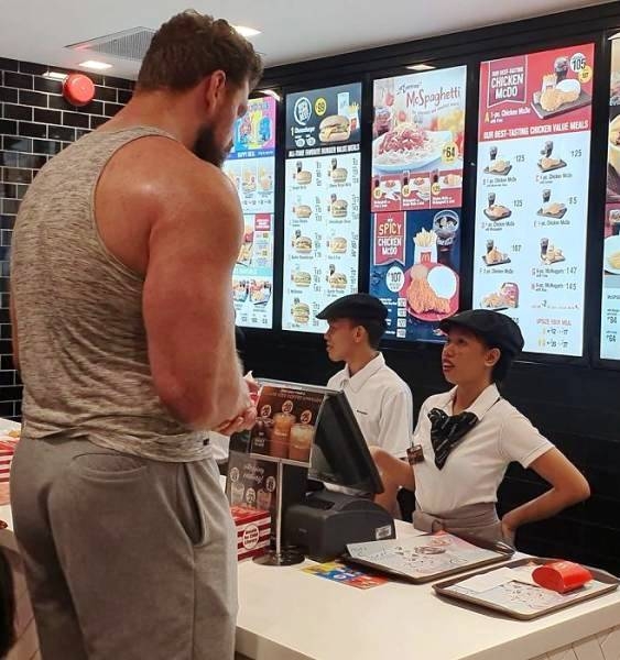 Holland óriás egy Fülöp-szigeteki Mekiben