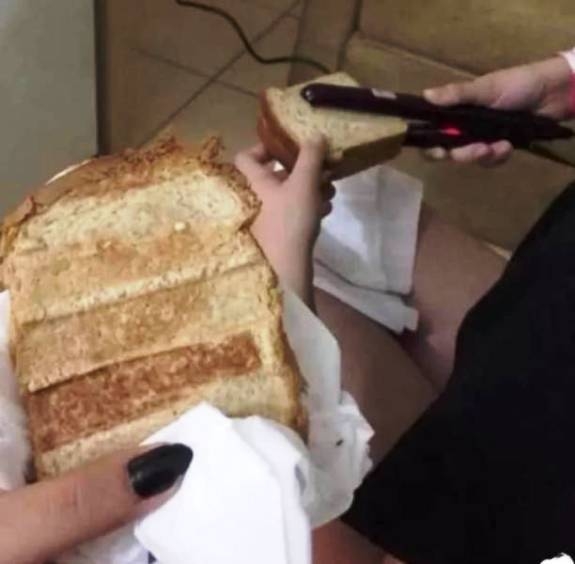 Készül a reggeli melegszendvics