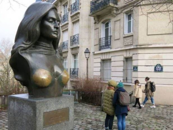 Páran megcsöcsörészték