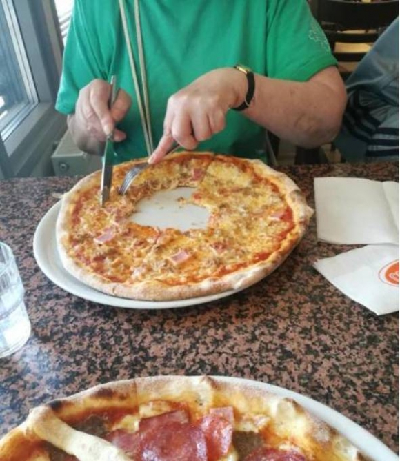 Szépen egyél, mert elveszem!