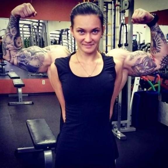 Trükkös pózolás az edzőteremben