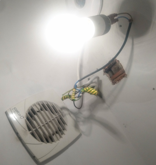 A cégnél tönkrement a WC-ben a lámpa