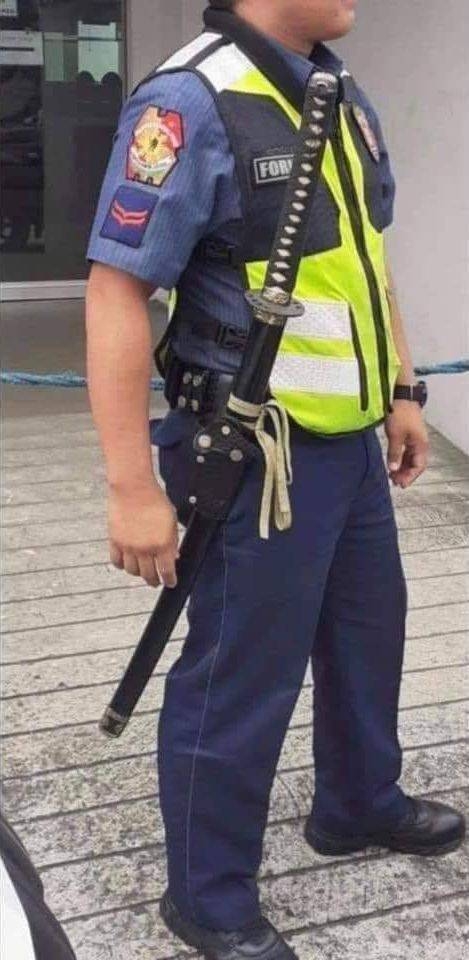 Ő nem pisztolyt használ