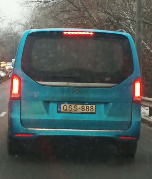 Vicceskedő rendszám a gyorsforgalmin