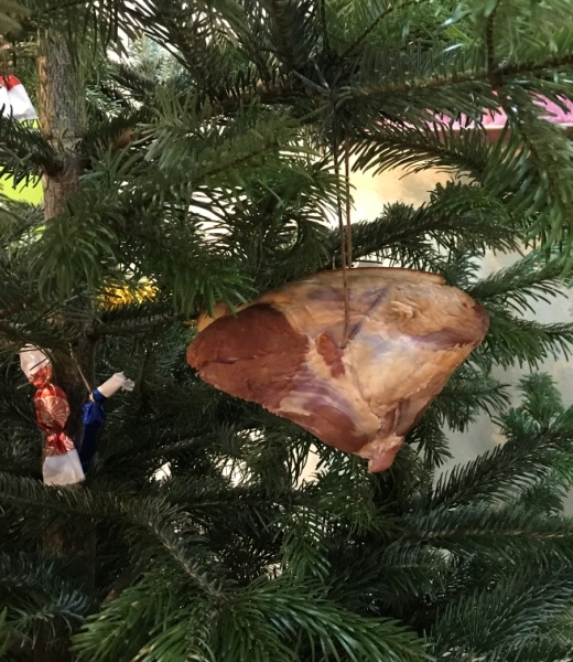 Már mi is díszítjük a fát...