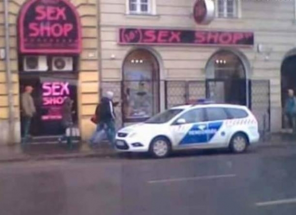 Amikor beugrasz a szexshopba, mert elfogyott a bilincs