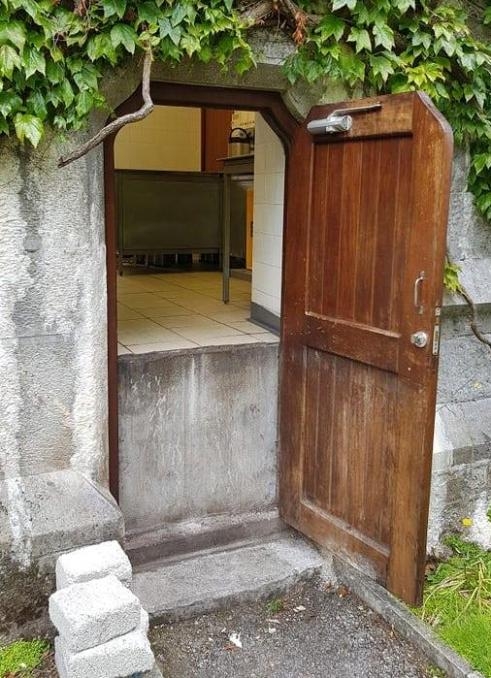 Vigyázat, lépcső!