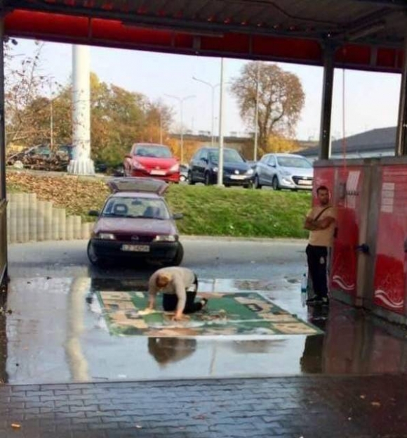 Eközben az autómosóban