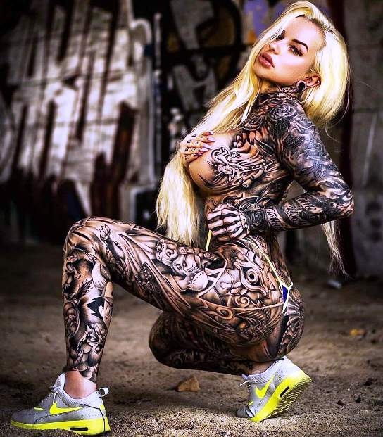 Nagyon tetovált, nagyon suna