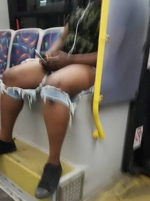 Divatos tépett farmer nadrág