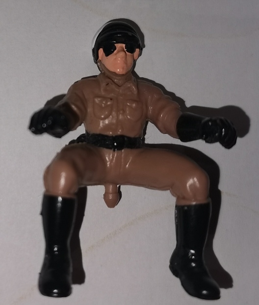 Fogadjunk nem tudtátok, hogy mitől marad a motoros rendőr a nyeregben....