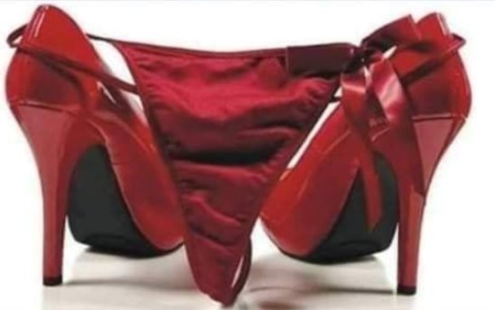 Egy jólnevelt nő, így veszi le a cipőjét...