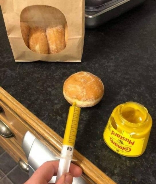 Készül a mustáros fánk