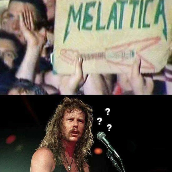 Eközben a koncerten