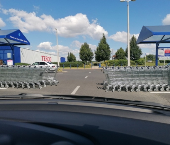 Eközben a keszthelyi Tescónál...